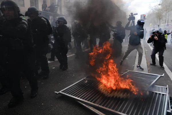 在2023年4月6日于法国巴黎举行的一场土生土长的示威游行中 蒙面抗议者在冲突中焚烧了垃圾箱和自行车 — 图库照片