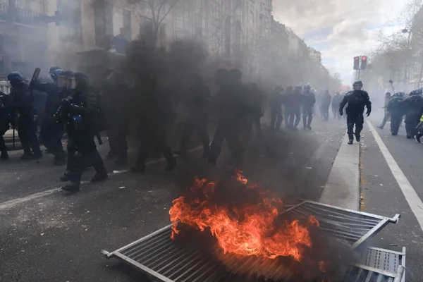 マスクの抗議者達は 2023年4月6日にフランスのパリで開催された全国規模のデモの間 衝突の最中にごみ収集車と自転車を火の上にセットしました — ストック写真