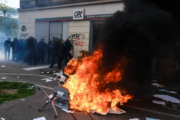 Zamaskowani Protestujący Podpalili Śmietniki Rowery Podczas Demonstracji Natiowide Paryżu Kwietnia — Zdjęcie stockowe