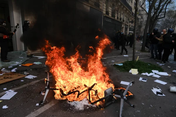 Maskovaní Demonstranti Zapálili Popelnice Kola Uprostřed Střetů Během Demonstrace Paříži — Stock fotografie