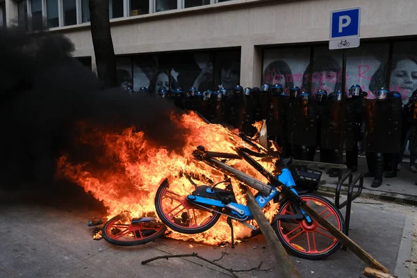 マスクの抗議者達は 2023年4月6日にフランスのパリで開催された全国規模のデモの間 衝突の最中にごみ収集車と自転車を火の上にセットしました — ストック写真