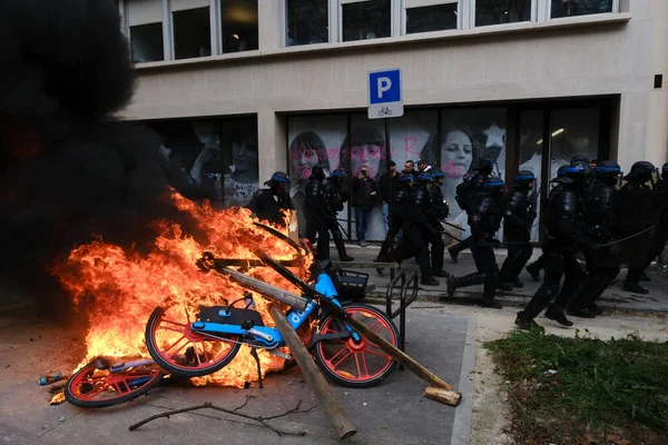 Протестувальники Масках Підпалили Смітники Велосипеди Під Час Демонстрації Натіоїдів Парижі — стокове фото