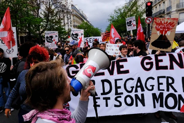 사람들은 전통적 메이데이 행진에 참석하는데 프랑스 정의를 2023 파리에서 동원되는 — 스톡 사진