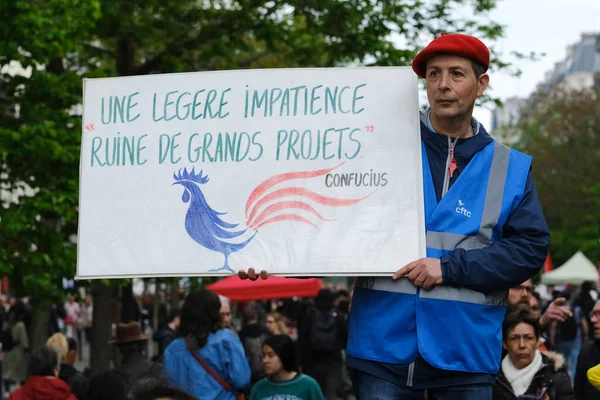 2023年5月1日 人们参加了在法国巴黎举行的传统的五一劳动节游行 这一天是为反对法国退休金改革法和社会正义而动员起来的一天 — 图库照片