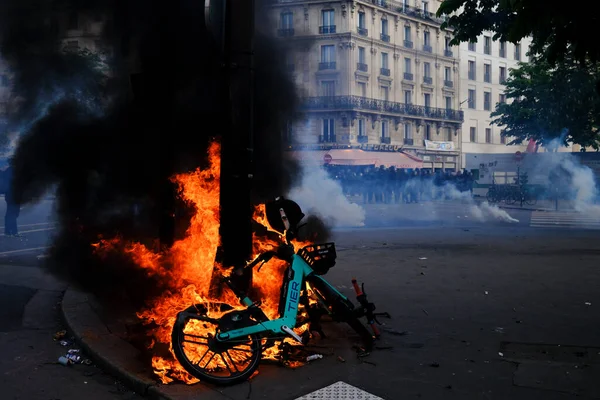 Paris France 1Er Mai 2023 Les Pompiers Tentent Éteindre Incendie — Photo