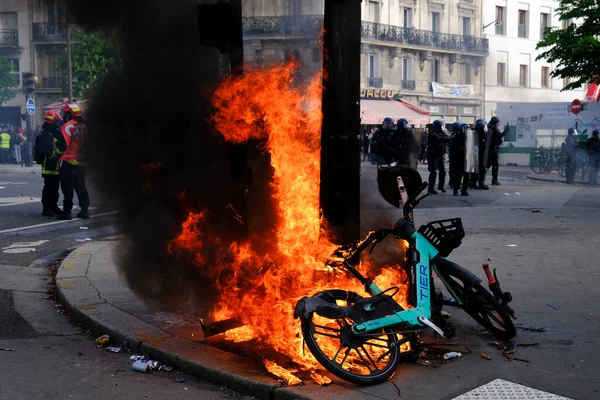 Παρίσι Γαλλία Μαΐου 2023 Πυροσβέστες Προσπαθούν Σβήσουν Φωτιά Που Ξέσπασε — Φωτογραφία Αρχείου