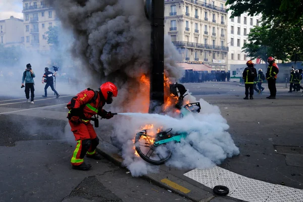 法国巴黎 2023年5月1日消防队员试图扑灭在五一工会游行抗议期间发生的大火 — 图库照片