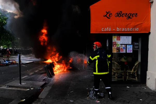 Πυροσβέστες Προσπαθούν Σβήσουν Μια Φωτιά Ένα Κτίριο Κατά Διάρκεια Της — Φωτογραφία Αρχείου