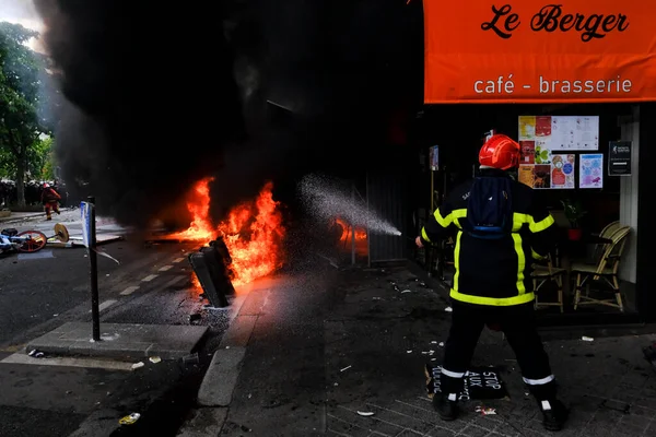 消防士は 年金改革法と社会正義のための動員の日である5月の日の労働行進の間に建物内の火災を消火しようとします フランス5月1 2023 — ストック写真