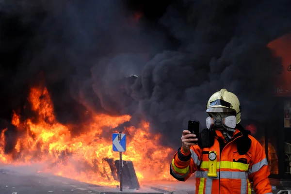 2023年5月1日 在法国巴黎举行的 五一劳动节 消防员试图扑灭一幢大楼的大火 五一劳动节 是为反对退休金改革和社会正义而动员起来的一天 — 图库照片
