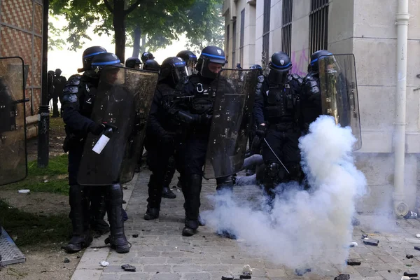 Французская Полиция Омона Стоит Страже Время Традиционного Первомайского Трудового Марша — стоковое фото