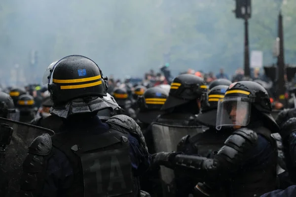 法国Crs防暴警察于2023年5月1日在法国巴黎举行的传统的 劳工游行期间站岗 这场游行是一场反对法国退休金改革法和社会正义的动员日 — 图库照片