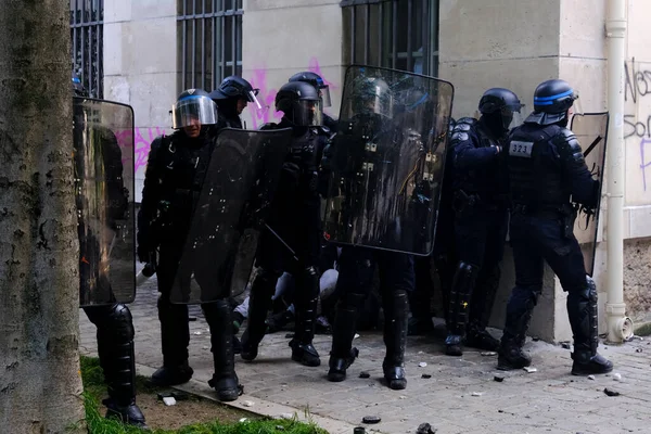 Francia Crs Rohamrendőrség Őrködik Hagyományos Május Elsejei Munkásfelvonuláson Francia Nyugdíjreform — Stock Fotó