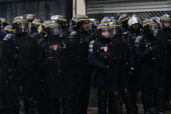 Французька Поліція Крс Охороняє Під Час Традиційного Травневого Маршу Праці — стокове фото