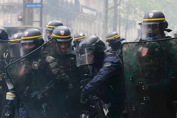 フランスのCrs暴動警察は フランスの年金改革法と社会正義のための動員の日である伝統的な5月の日の労働行進の間 フランスでは 2023年5月1日 — ストック写真