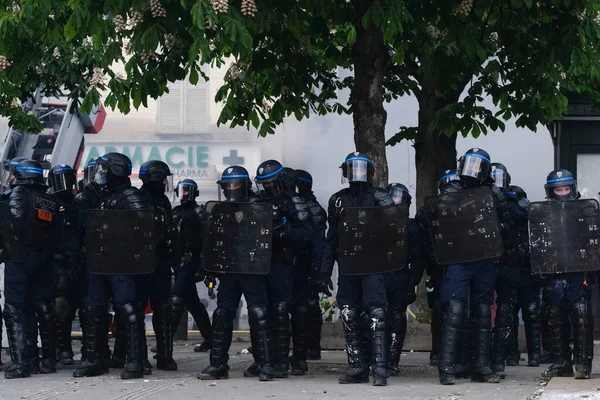 法国Crs防暴警察于2023年5月1日在法国巴黎举行的传统的 劳工游行期间站岗 这场游行是一场反对法国退休金改革法和社会正义的动员日 — 图库照片