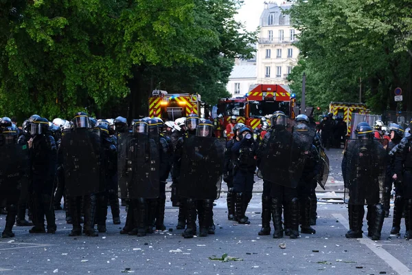 Policía Antidisturbios Crs Francesa Vela Durante Tradicional Marcha Laboral Del —  Fotos de Stock