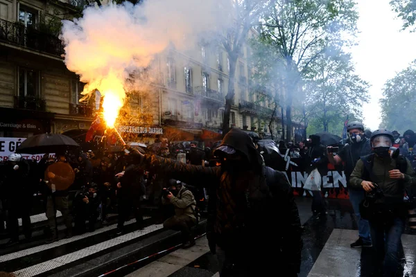フランスの年金改革法と社会正義のための動員の日である伝統的な5月の日の労働行進の間のブラックブロックのメンバー フランス5月1 2023 — ストック写真