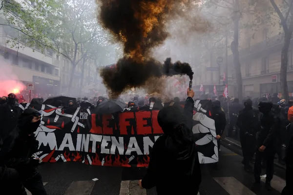 Fekete Blokk Tagjai Hagyományos Május Elsejei Munkásfelvonulás Idején Francia Nyugdíjreform — Stock Fotó