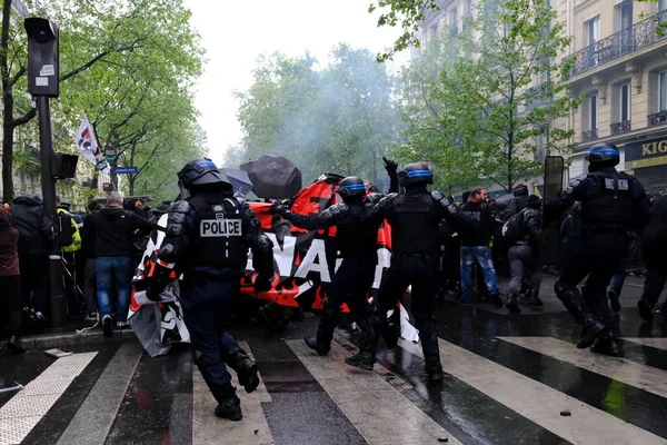 Policía Antidisturbios Enfrentó Con Manifestantes Durante Marcha Laboral Del Primero — Foto de Stock