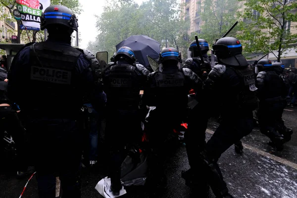 경찰은 2023 프랑스의 정의를 동원되는 노동절 기간에 시위대와 — 스톡 사진