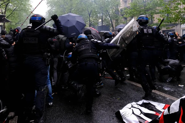 Αστυνομία Της Εξέγερσης Συγκρούστηκε Διαδηλωτές Κατά Διάρκεια Της Εργατικής Πορείας — Φωτογραφία Αρχείου