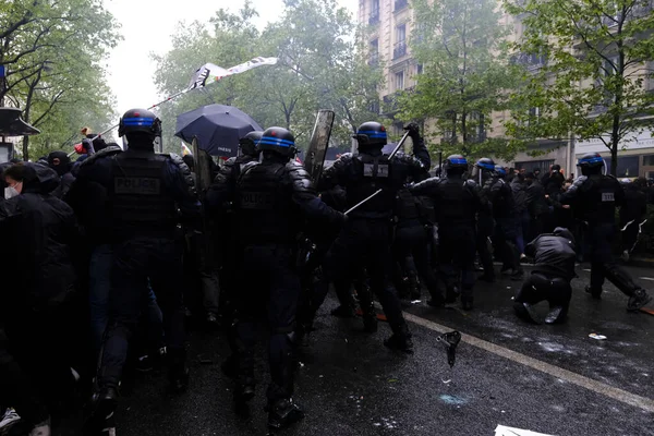 2023年5月1日 在法国首都巴黎举行的 五一劳动节 防暴警察与抗议者发生了冲突 五一劳动节 是法国退休金改革法和社会正义动员日 — 图库照片