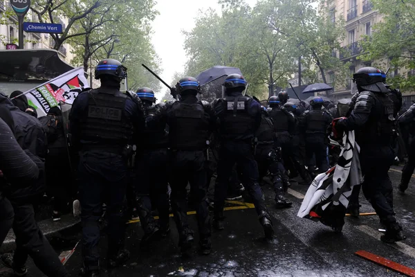 Policía Antidisturbios Enfrentó Con Manifestantes Durante Marcha Laboral Del Primero — Foto de Stock