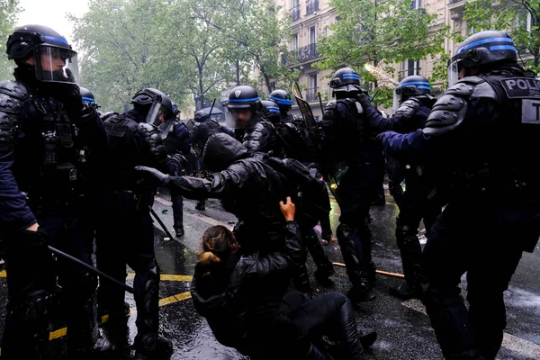 Омон Столкнулся Протестующими Время Марша Протеста Мая 2023 Года Париже — стоковое фото