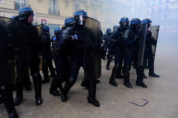 暴動警察は フランスの年金改革法と社会正義のための動員の日である5月の日の労働行進の間に抗議者と衝突しました フランス5月1 2023 — ストック写真