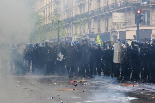 Αστυνομία Χρησιμοποιεί Δακρυγόνα Για Διαλύσει Πλήθος Κατά Διάρκεια Της Πορείας — Φωτογραφία Αρχείου
