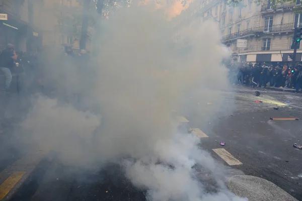 Αστυνομία Χρησιμοποιεί Δακρυγόνα Για Διαλύσει Πλήθος Κατά Διάρκεια Της Πορείας — Φωτογραφία Αρχείου