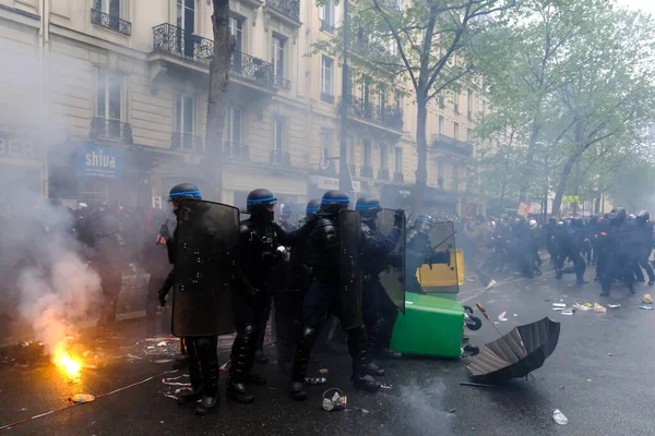 年5月1日 在法国巴黎举行的 劳工游行期间 防暴警察用催泪瓦斯驱散了人群 这场游行是一场反对法国退休金改革和社会正义的游行 — 图库照片