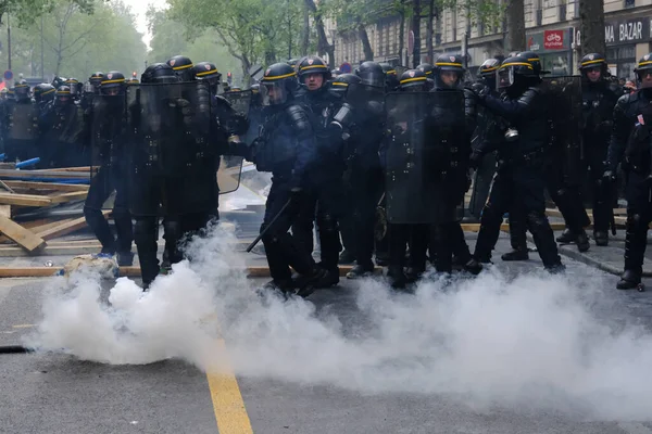 Oprørspolitiet Bruger Tåregas Til Sprede Mængden Maj Arbejdsmarchen Mobiliseringsdag Mod - Stock-foto