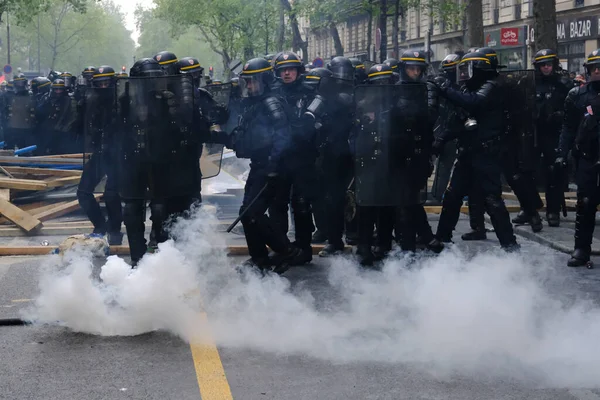 年5月1日 在法国巴黎举行的 劳工游行期间 防暴警察用催泪瓦斯驱散了人群 这场游行是一场反对法国退休金改革和社会正义的游行 — 图库照片