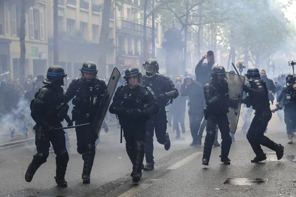 Policía Antidisturbios Utiliza Gases Lacrimógenos Para Dispersar Multitud Durante Marcha —  Fotos de Stock