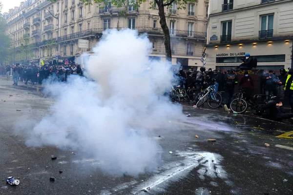 暴動警察は フランスの年金改革法と社会正義のための動員の日である5月の日の労働行進中に群衆を分散させるために催涙ガスを使用しています フランス5月1 2023 — ストック写真