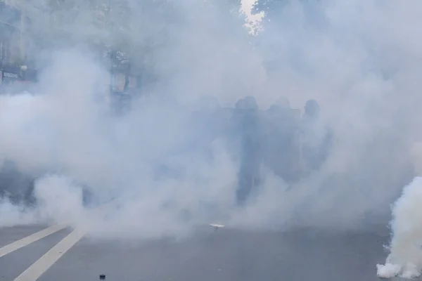 Policía Antidisturbios Utiliza Gases Lacrimógenos Para Dispersar Multitud Durante Marcha —  Fotos de Stock