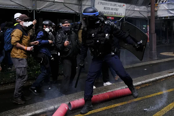 年5月1日 在法国巴黎举行的 劳工游行期间 防暴警察用催泪瓦斯驱散了人群 这场游行是一场反对法国退休金改革和社会正义的游行 — 图库照片