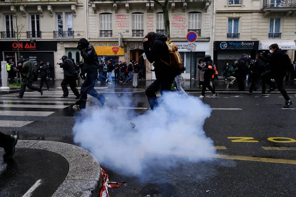 Policja Zamieszek Używa Gazu Łzawiącego Aby Rozproszyć Tłum Podczas Marszu — Zdjęcie stockowe