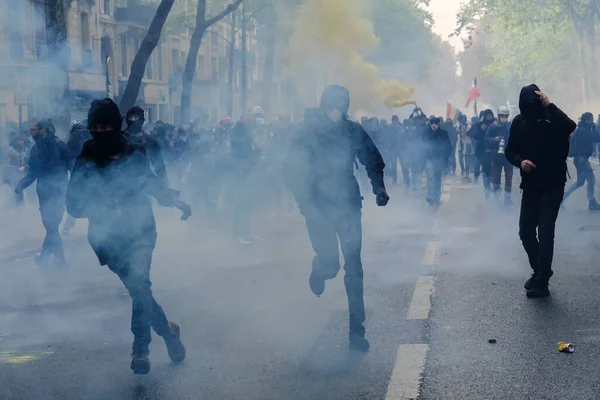 Mellakkapoliisi Käyttää Kyynelkaasua Yleisön Hajottamiseen Vappupäivän Työmarssin Aikana Joka Ranskan — kuvapankkivalokuva