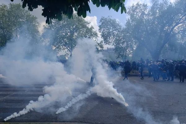 暴動警察は フランスの年金改革法と社会正義のための動員の日である5月の日の労働行進中に群衆を分散させるために催涙ガスを使用しています フランス5月1 2023 — ストック写真