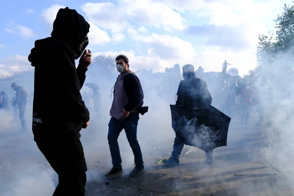 Oproerpolitie Gebruikt Traangas Menigte Uiteen Drijven Tijdens May Day Arbeidsmars — Stockfoto