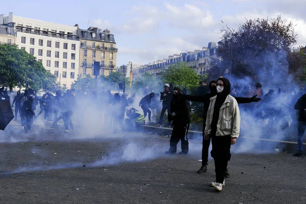 경찰은 프랑스 반대하고 정의를 2023 프랑스 동원되는 노동절 군중을 해산시키기 — 스톡 사진