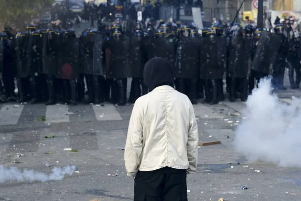 Policía Antidisturbios Utiliza Gases Lacrimógenos Para Dispersar Multitud Durante Marcha — Foto de Stock
