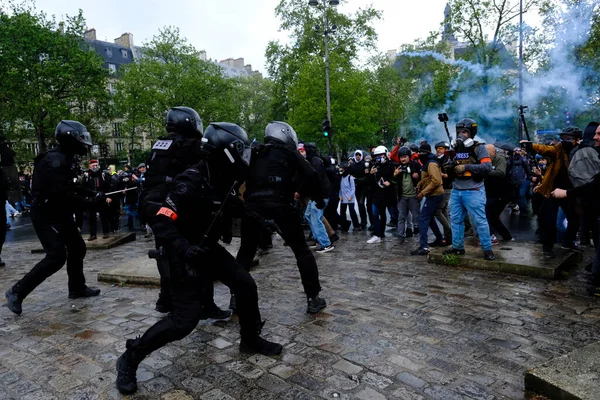 Francia Brav Rendőrtisztjei Összecsaptak Tüntetőkkel Május Elsejei Munkaszüneti Napon Francia — Stock Fotó