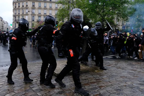 フランスのBrav M警察官は フランスのパリでのフランスの年金改革法に対する動員の日である5月の日の労働行進の間に抗議者と衝突しました5月1 2023 — ストック写真
