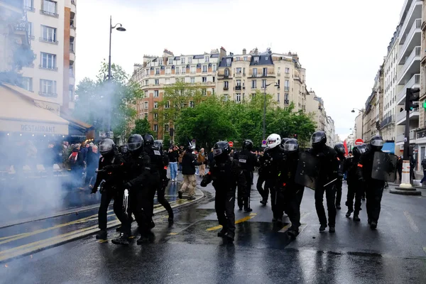 法国Brav M警察在5月1日法国首都巴黎举行的 劳工大游行中与抗议者发生冲突 这场游行是一场反对法国退休金改革法的动员日 — 图库照片