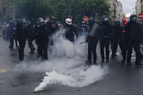 Офицеры Французского Полицейского Подразделения Брав Столкнулись Протестующими Время Марша Протеста — стоковое фото