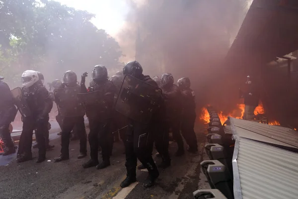 Francuscy Funkcjonariusze Policji Brav Starli Się Protestującymi Podczas Marszu Pracowniczego — Zdjęcie stockowe